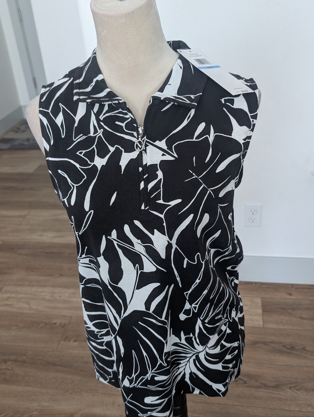 Black & White Leaf-Print Women's Zip Polo Shirt